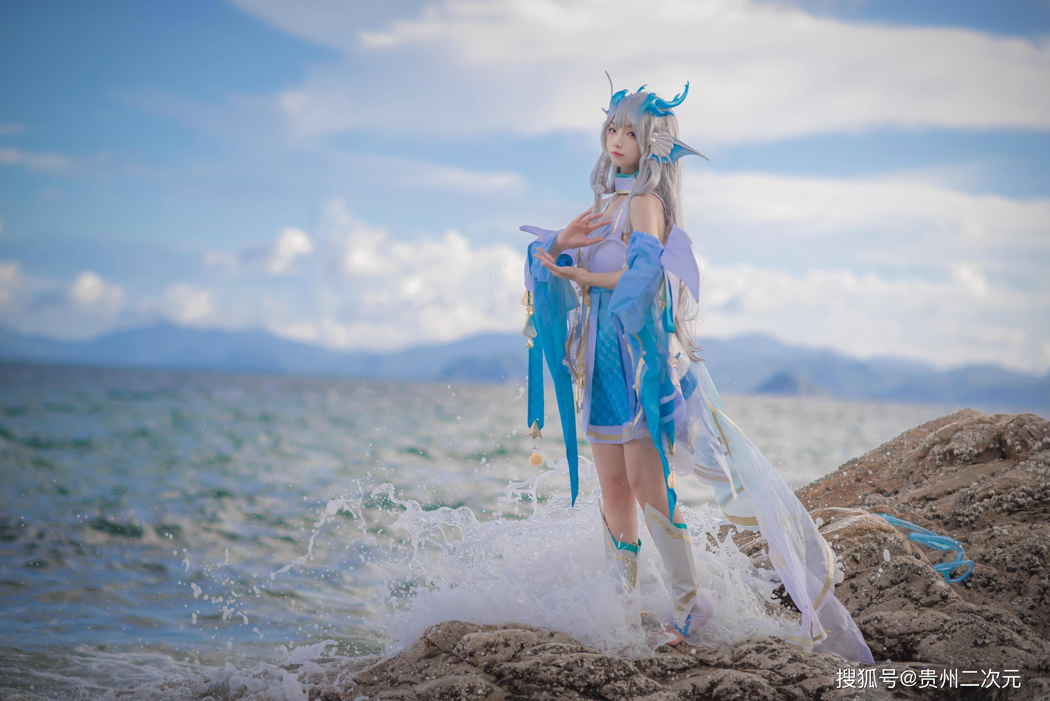 Perkz更新推特放出19年G2五人组合照，并配文： 训练赛进展顺利，等不及LEC了。