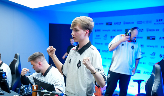 Beluga的Gnar擅长持续输出，而 Stay 的Jhin在整个过程中被无限狙击。 Team WE 在没有流血的情况下赢得了第一局。